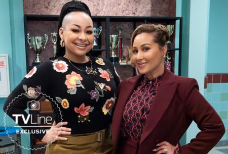 Adrienne Bailon-Houghton retorna como Alana em A Casa da Raven Raven-Symoné e Adrienne Bailon-Houghton em A Casa da Raven (Divulgação)