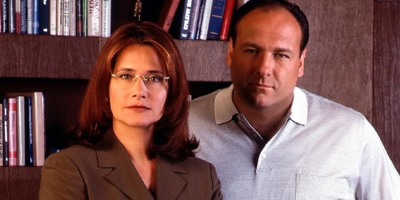 Lorraine Bracco é Dr. Jennifer Melfi e James Gandolfini é Tony Soprano em Família Soprano (Reprodução)