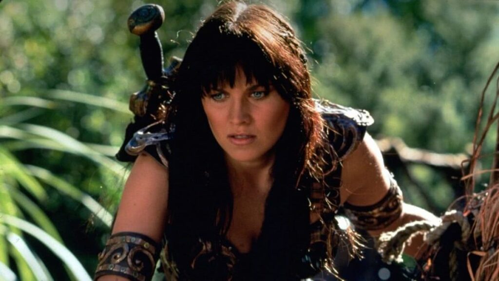Estrela de Xena, a Princesa Guerreira vira jurada do Drag Race Oceania Xena (Lucy Lawless) em Xena: A Princesa Guerreira