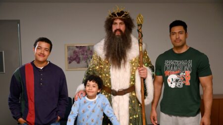 Já é Natal! Série de Dwayne Johnson vai ganhar episódio especial Elenco de Young Rock (Divulgação / NBC)