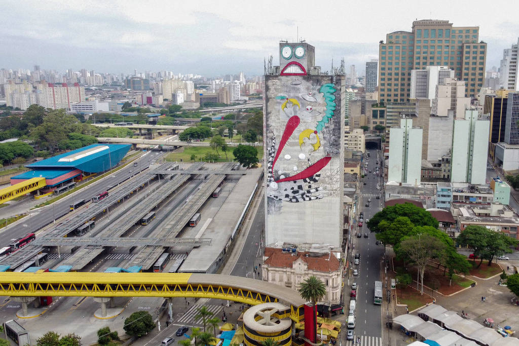 Mural criado por Tim Burton em prédio de São Paulo