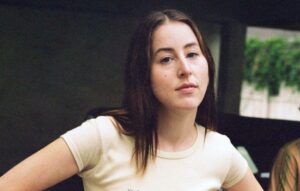 Alana Haim em Licorice Pizza (Reprodução)