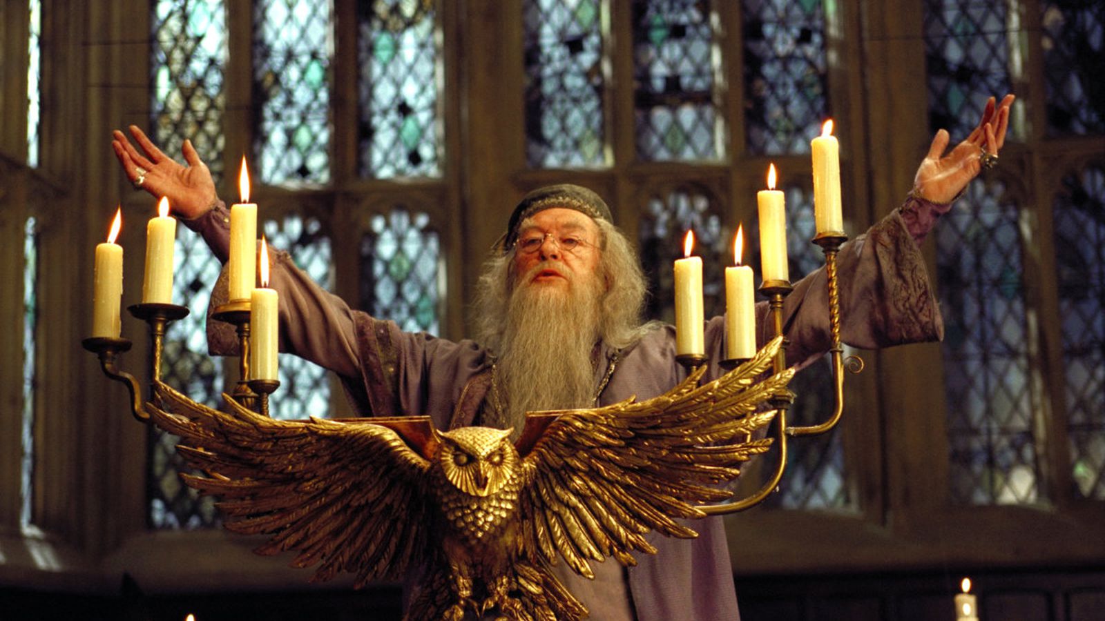 Harry Potter e a Câmara Secreta | A verdade por trás da ações de Dumbledore 2 AlbusDumbledore WB F3 DumbledoreAddressingStudentsInGreatHall Still 08061 Land.0