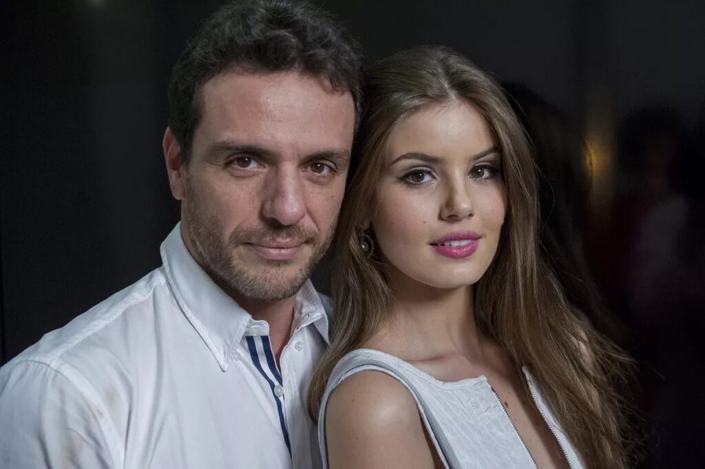 Alex (Rodrigo Lombardi) e Angel (Camila Queiroz) em Verdades Secretas