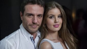 Alex (Rodrigo Lombardi) e Angel (Camila Queiroz) em Verdades Secretas