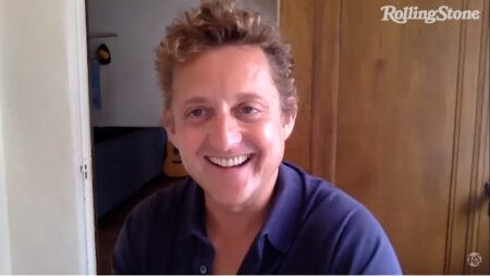 Alex Winter faz piada sobre preparação da Mulher-Gato de Zoë Kravitz Alex Winter Reproducao