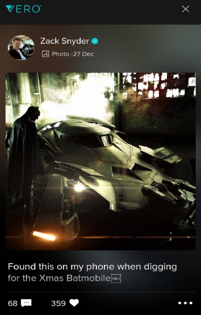 Batman (Ben Affleck) no Batmóvel em foto publicada por Zack Snyder