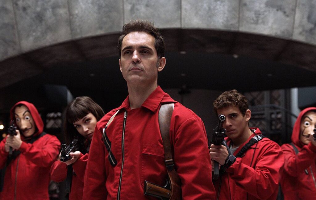 La Casa de Papel: O que fez de Berlin digno de um spin-off Berlin a frente do grupo de ladroes de La Casa de Papel Reproducao