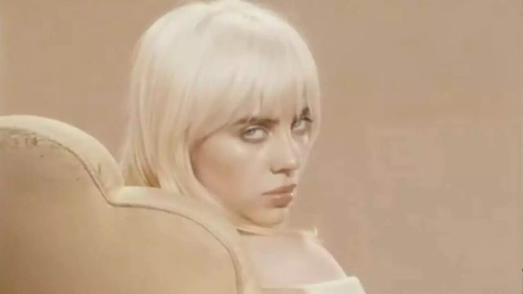 Billie Eilish já compunha músicas para 007 antes de ser contratada para isso Billie Eilish em clip damusica Your Power Reproducao