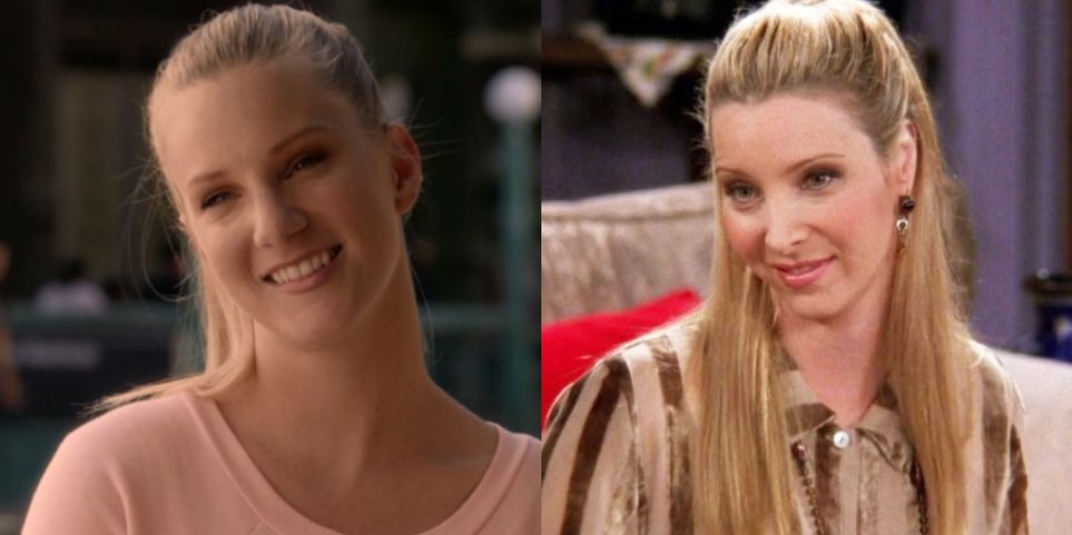 Brittany (Heather Morris) em Glee e Phoebe (Lisa Kudrow) em Friends (Montagem Reprodução)