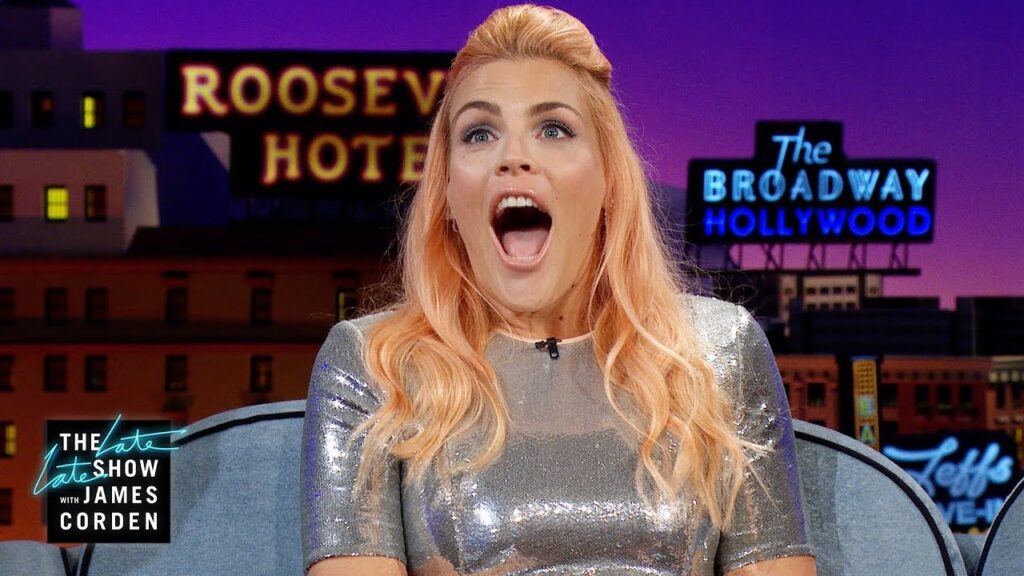 Busy Philipps no The Late Late show with James Corden (Reprodução / YouTube)