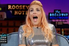 Busy Philipps no The Late Late show with James Corden (Reprodução / YouTube)