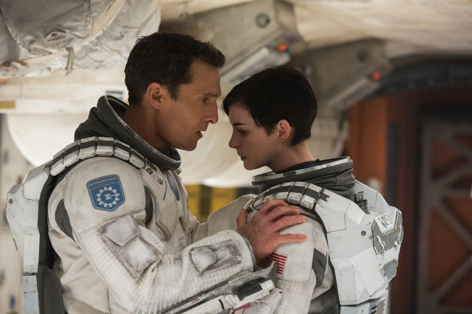 Interestelar só foi produzido por causa de música criada por Hans Zimmer Matthew McConaughey como Cooper e Anne Hathaway como Brand em Interestelar (Reprodução)
