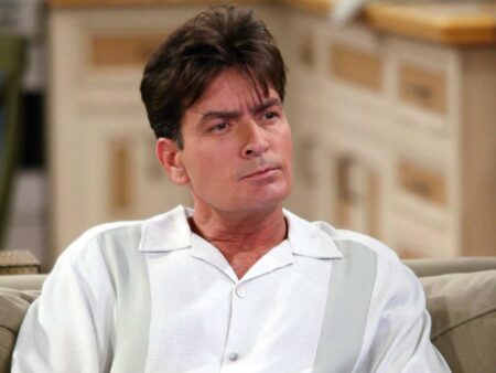 Charlie Sheen causou ‘trauma’ a criador de Dois Homens e Meio Charlie Sheen em Dois Homens e Meio (Reprodução)