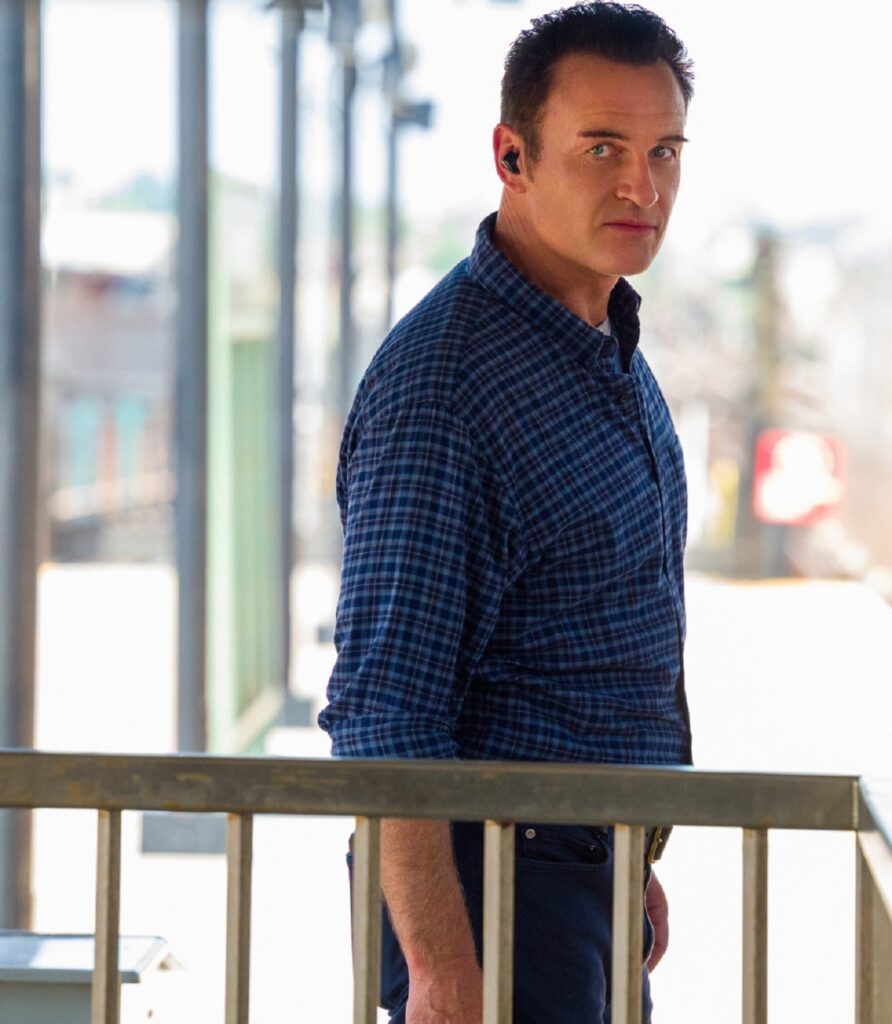 Julian McMahon garante que protagonista de FBI: Most Wanted vai evoluir com a filha: “Aprendeu como homem” FBI Most Wanted S3E1 39