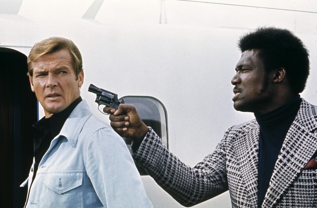 Roger Moore e Tommy Lane em cena de 007: Viva e Deixe Morrer (Reprodução)