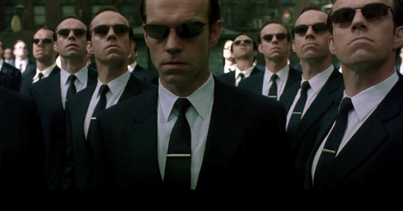Hugo Weaving como Agente Smith na franquia Matrix (Reprodução)