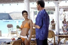 Jinx (Halle Berry) e James (Pierce Brosnan) em 007 - Um Novo Dia Para Morrer
