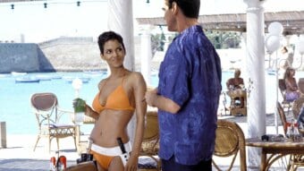 Jinx (Halle Berry) e James (Pierce Brosnan) em 007 - Um Novo Dia Para Morrer