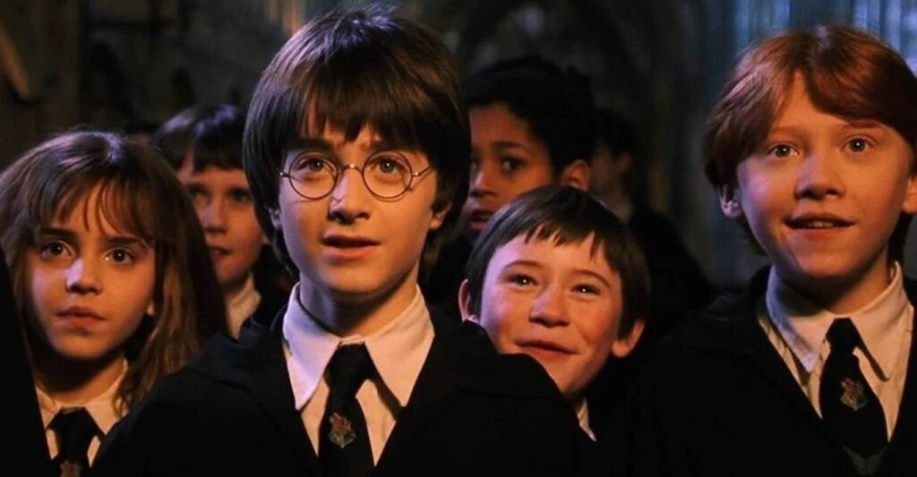 Edição rara de livro de Harry Potter quebra recorde e é vendido por valor milionário Cena de Harry Potter e a Pedra Filosofal (Reprodução)