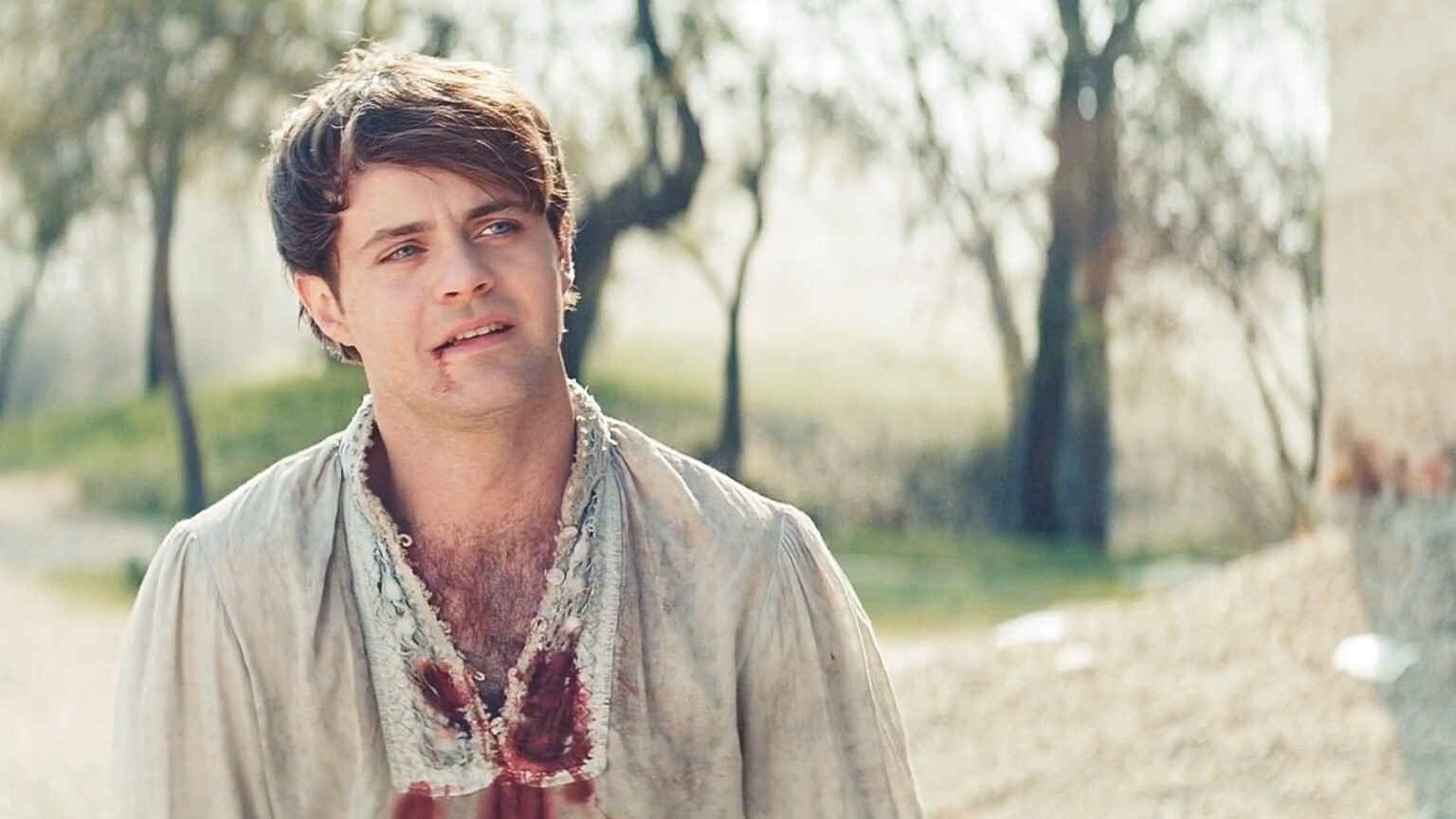 Jaskier (Joey Batey) em The Witcher