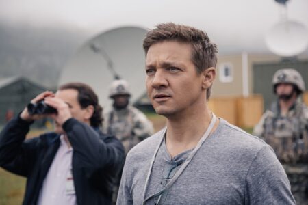 Jeremy Renner em A Chegada