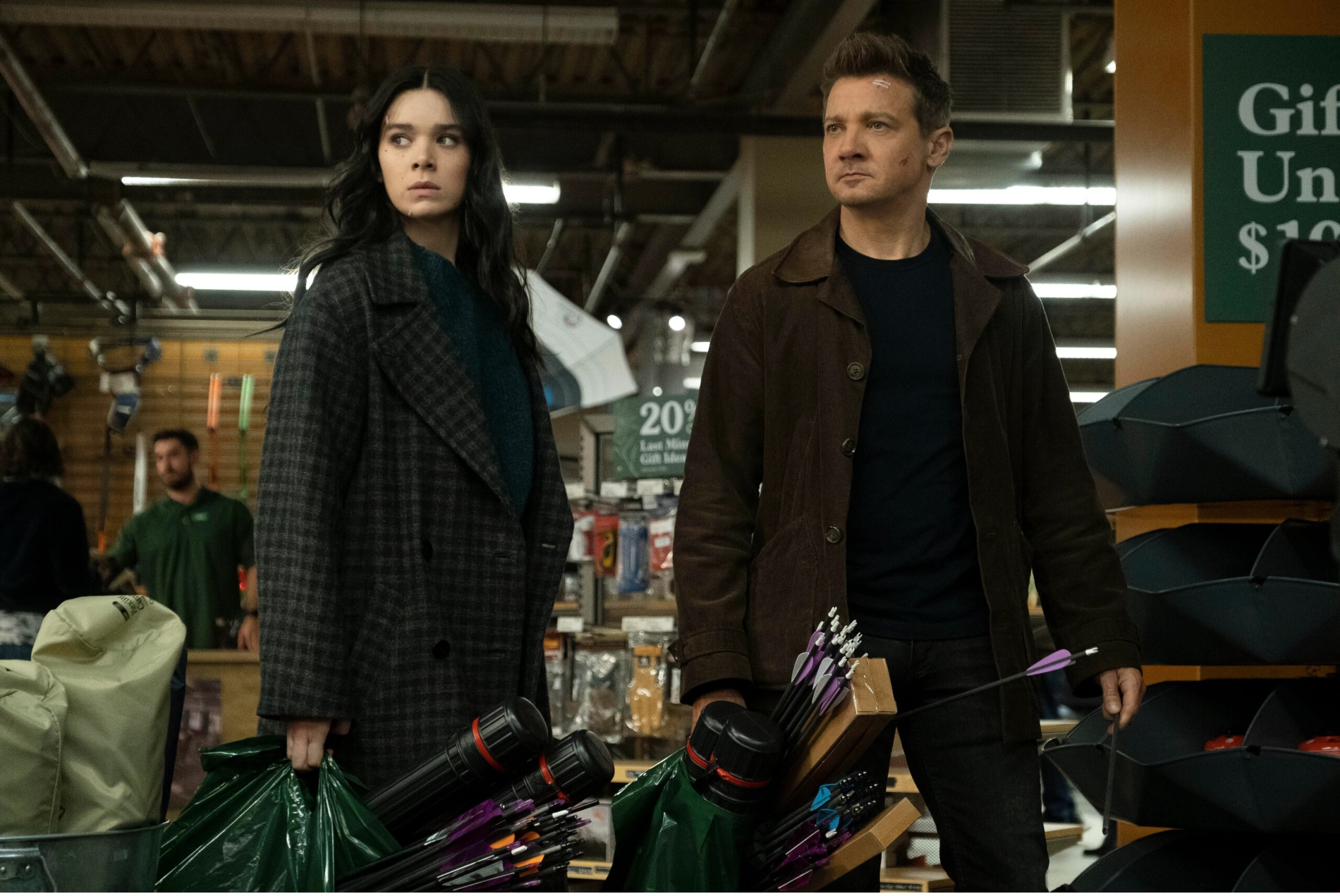 Kate Bishop e Clint Barton compram municao para uma guerra em cena deletada de Gaviao Arqueiro Divulgacao scaled 1