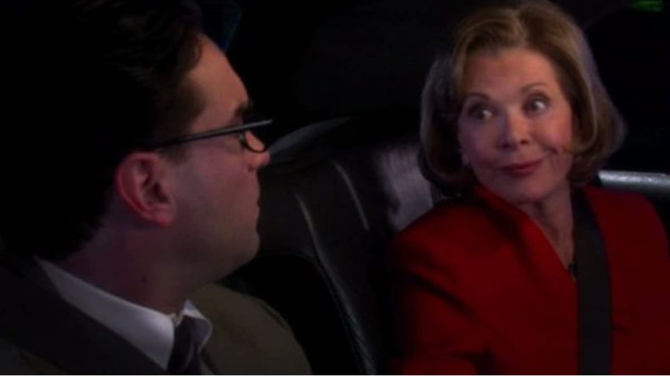 The Big Bang Theory | 4 personagens que apareceram em só um episódio 2 Leonard (Johnny Galecki) e Sra. Latham (Reprodução)