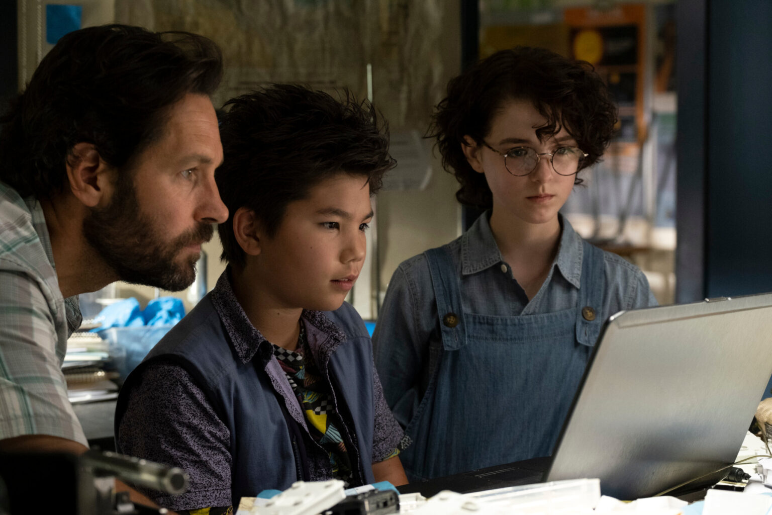 Ator precisou comer ‘ectoplasma’ nojento em filmagem de Ghostbusters Mr. Gary Grooberson (Paul Rudd) com Podcast (Logan Kim) e Phoebe (Mckenna Grace) em Ghostbusters - Mais Além