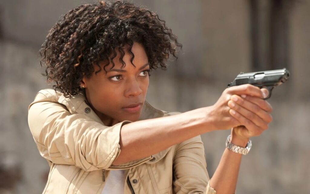 Naomi Harris como Eve Moneypenny na franquia James Bond (Reprodução)