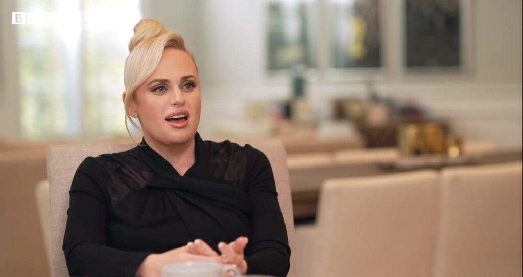 Rebel Wilson revela que foi assediada por ator e diretor famoso que quis dopá-la Rebel Wilson em entrevista a BBC News Reproducao
