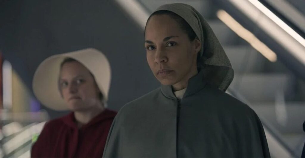 Amanda Brugel como Rita Blue em The Handmaid’s Tale (Reprodução)
