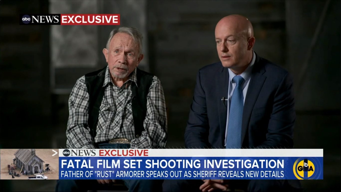 Pai da armeira de Rust afirma ela foi sabotada e reclamava de acúmulo de funções 1 Thell Reed e Jason Bowles em entrevista para a ABC News Reproducao