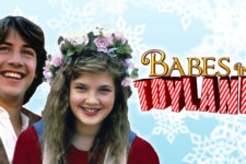 Keanu Reeves e Drew Barrymore em Babes in Toyland (Divulgação)