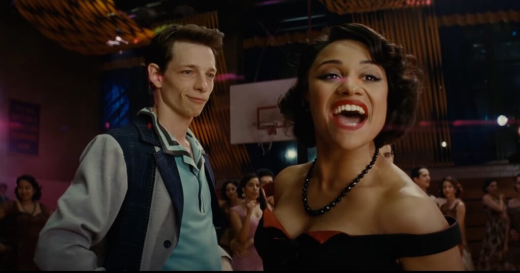 Spielberg conta porque escalou atriz para West Side Story Ariana DeBose em cena de West Side Story (Reprodução)