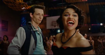 Spielberg conta porque escalou atriz para West Side Story Ariana DeBose em cena de West Side Story (Reprodução)