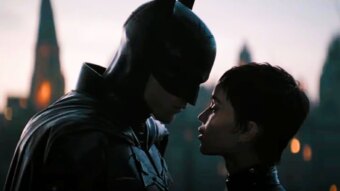 Batman (Robert Pattinson) e Mulher-Gato (Zoë Kravitz) em Batman (Reprodução)