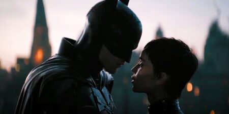 Homem vai perder nascimento do filho para assistir The Batman Batman (Robert Pattinson) e Mulher-Gato (Zoë Kravitz) em Batman (Reprodução)