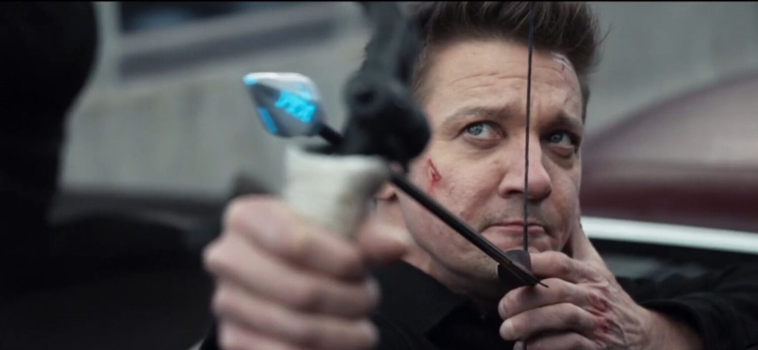 Gavião Arqueiro fala mal do uniforme dos quadrinhos e desperta ira dos fãs Clint Barton (Jeremy Renner) em Gavião Arqueiro