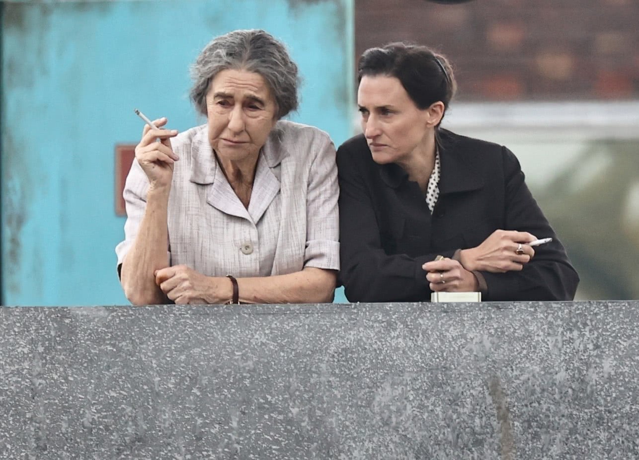Vencedora do Oscar, atriz fascina Hollywood ao viver a Ministra de Israel 1 Helen Mirren e Camille Cottin nos sets da produção de Golda (Divulgação)