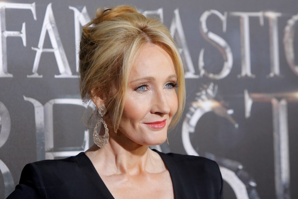 J. K. Rowling detona instituição trans e dá alfinetada em Emma Watson J. K. Rowling autora de Harry Potter (Reprodução)