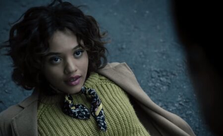 Kiersey Clemons desabafa sobre experiência conturbada em The Flash: “Parecia estranho” Kiersey Clemons como Iris West (Reprodução / DC)