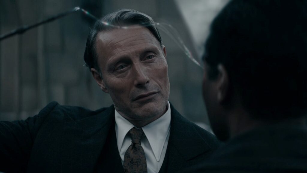 4 perguntas que Os Segredos de Dumbledore deve responder aos fãs Mads Mikkelsen como Grindelwald em Animais Fantásticos: Os Segredos de Dumbledore (Reprodução)