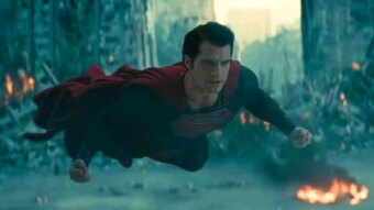 Henry Cavill como Superman em O Homem de Aço (Reprodução)