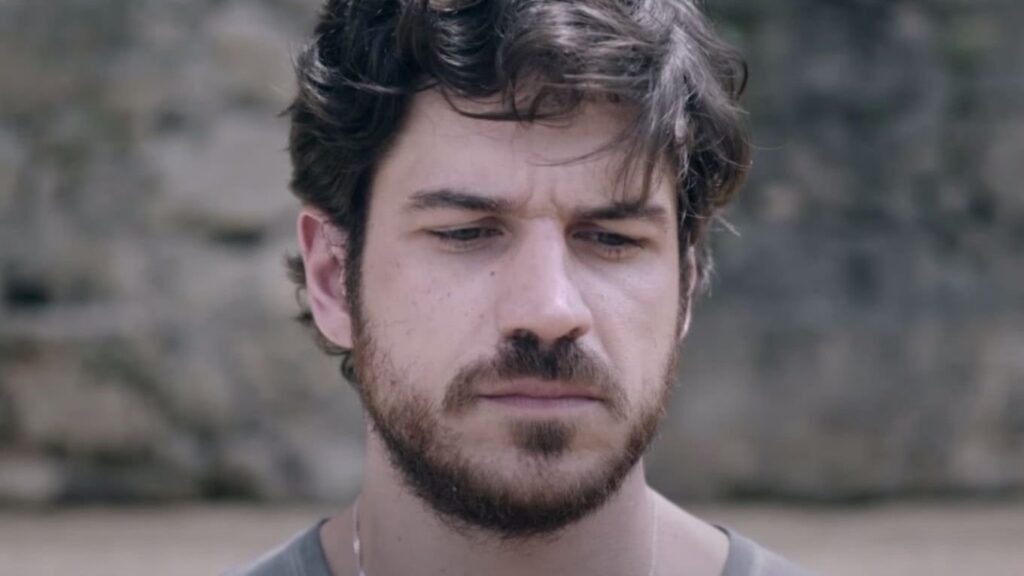 Marco Pigossi agradece após assumir sexualidade e ganha declaração da Netflix marco pigossi