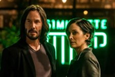 Neo (Keanu Reeves) e Trinity (Carrie-Anne Moss) em Matrix Resurrections (Reprodução)