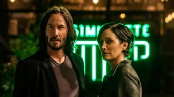 Neo (Keanu Reeves) e Trinity (Carrie-Anne Moss) em Matrix Resurrections (Reprodução)