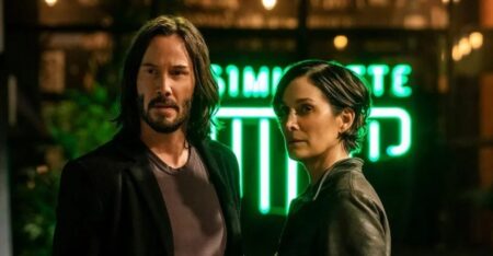 Dor de cabeça! Flopado, Matrix Resurrections se torna alvo de processo Neo (Keanu Reeves) e Trinity (Carrie-Anne Moss) em Matrix Resurrections (Reprodução)