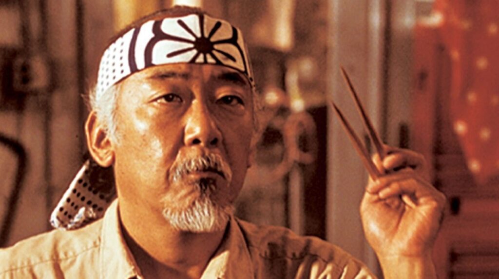 Criador de Cobra Kai conta que Miyagi ainda é a personagem mais poderosa de Karate Kid Mr. Miyagi em Karate Kid (Reprodução)