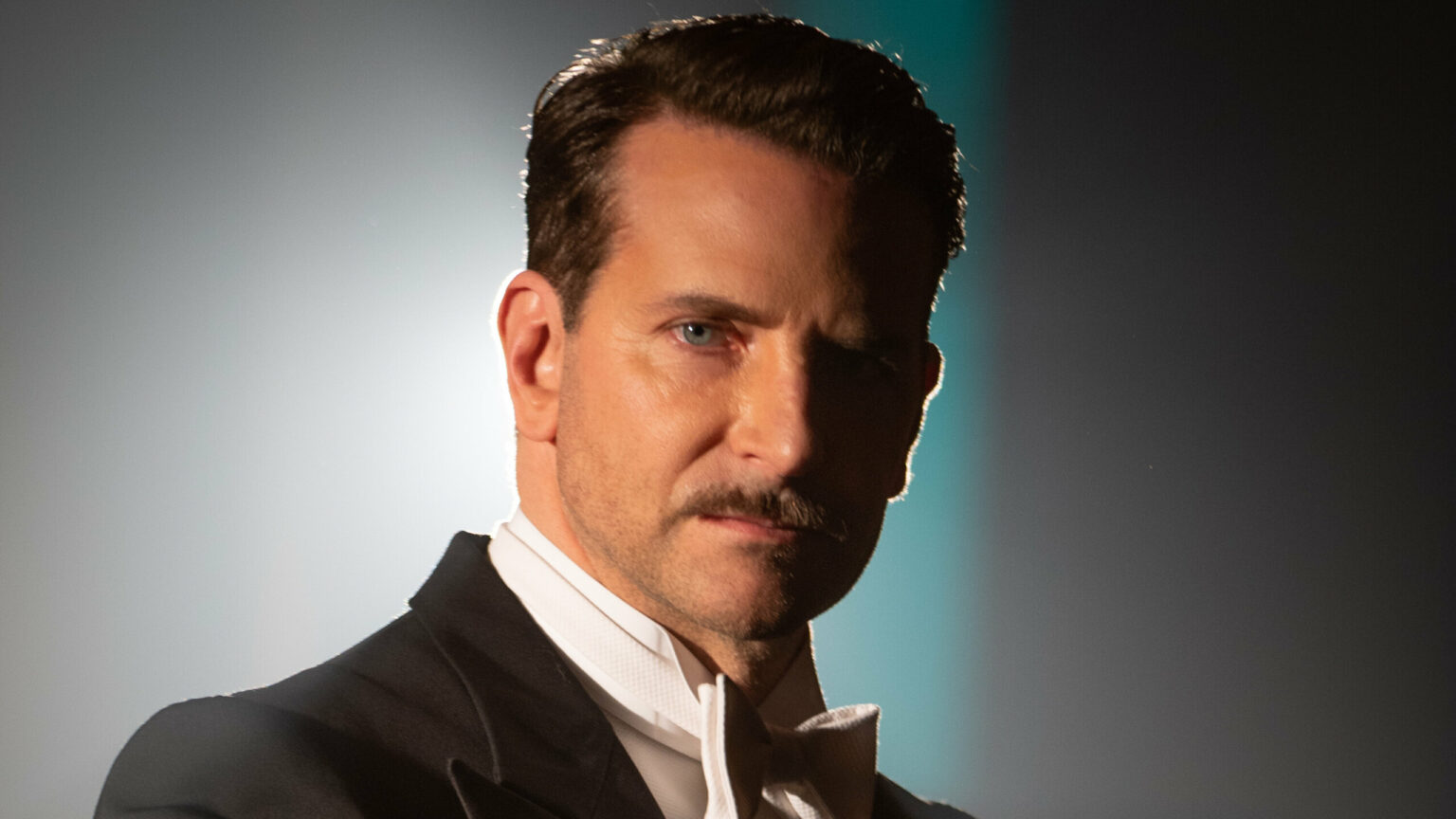 Bradley Cooper encarna maestro famoso em novo filme da Netflix e chama atenção Bradley Cooper em O Beco do Pesadelo (Divulgação)